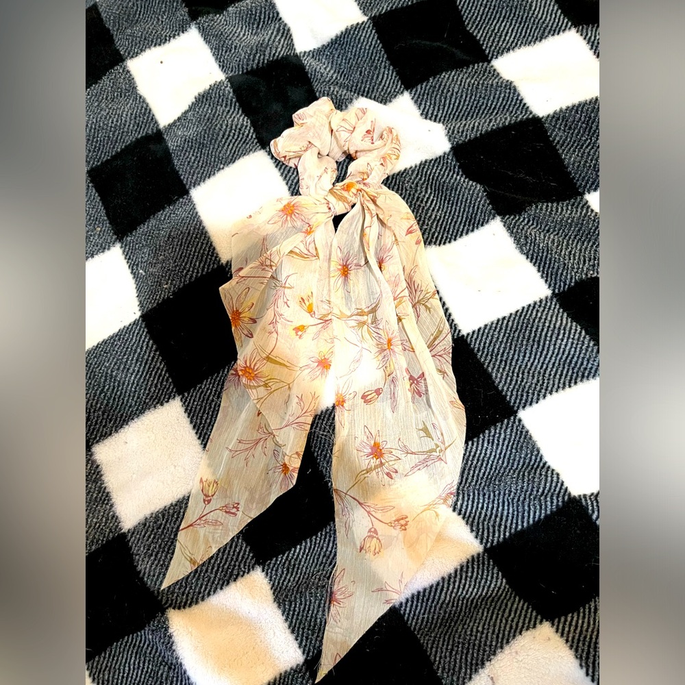 Super cute scrunchie hair tie.